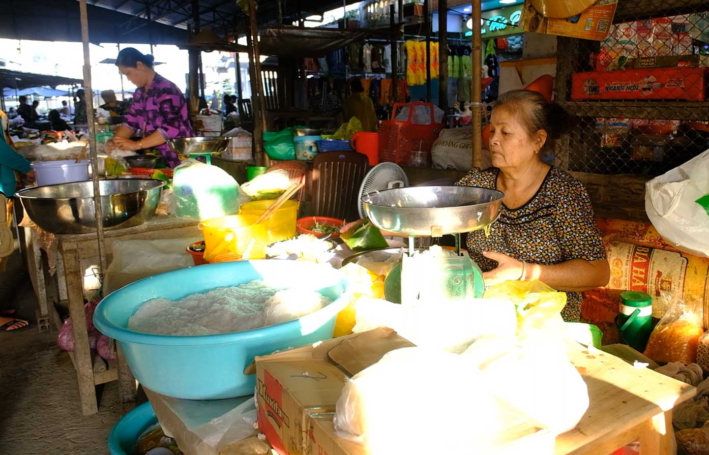 Vào chợ Thới Long (quận Ô Môn, TP Cần Thơ), người dân sẽ không khó bắt gặp những hàng bán bánh tằm tép. 