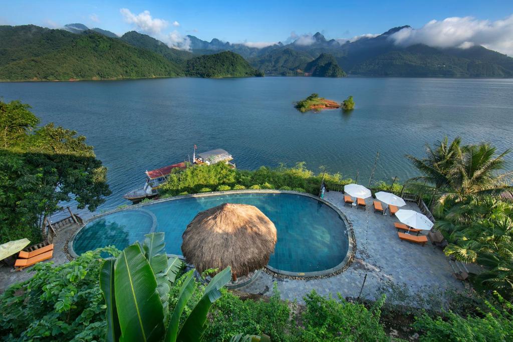 View hồ Hòa Bình ở một khu nghỉ dưỡng tại Mai Châu. Ảnh: Booking