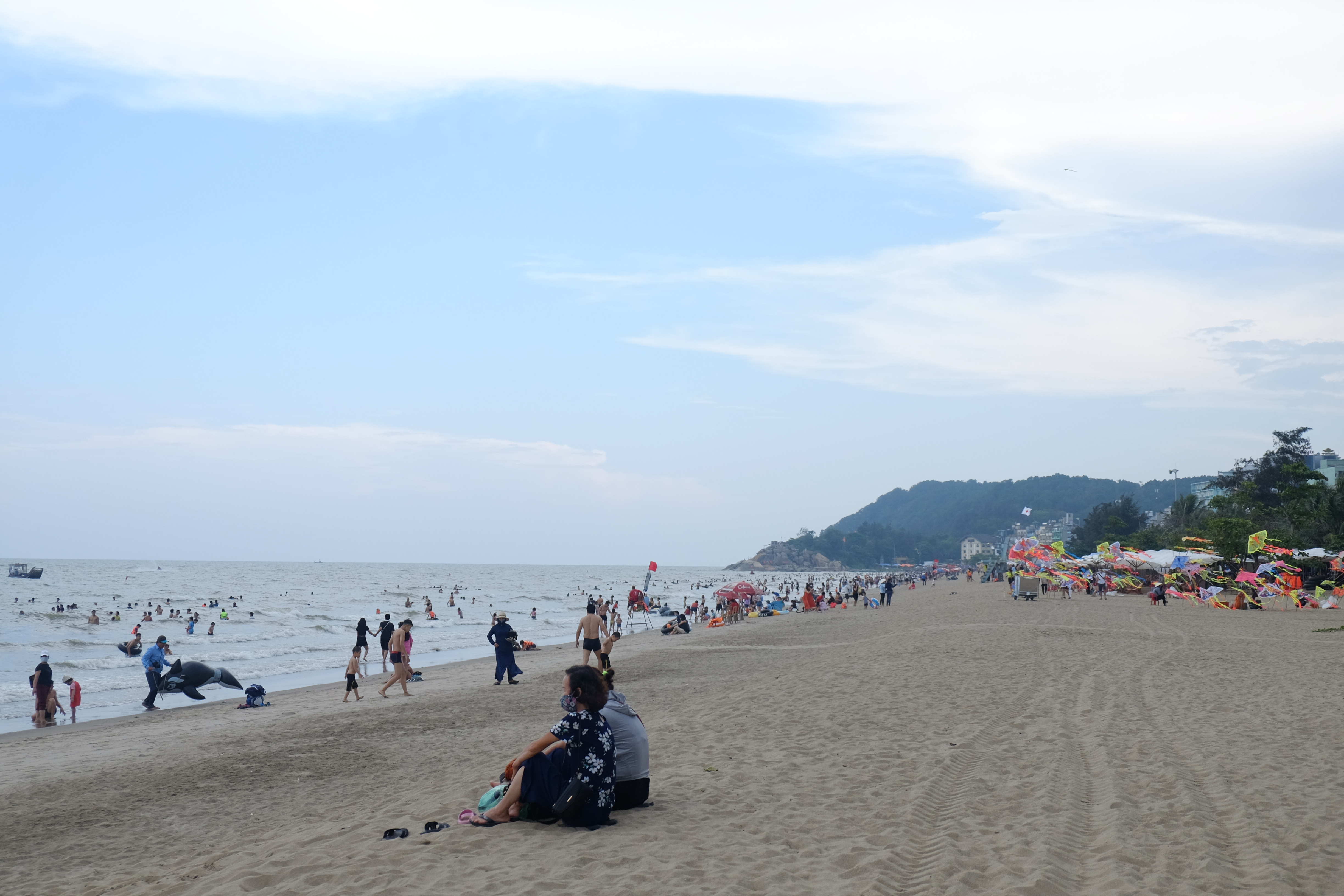 Tắm biển Sầm Sơn, Thanh Hóa dịp nghỉ lễ 30.4. Ảnh: Hương Chi