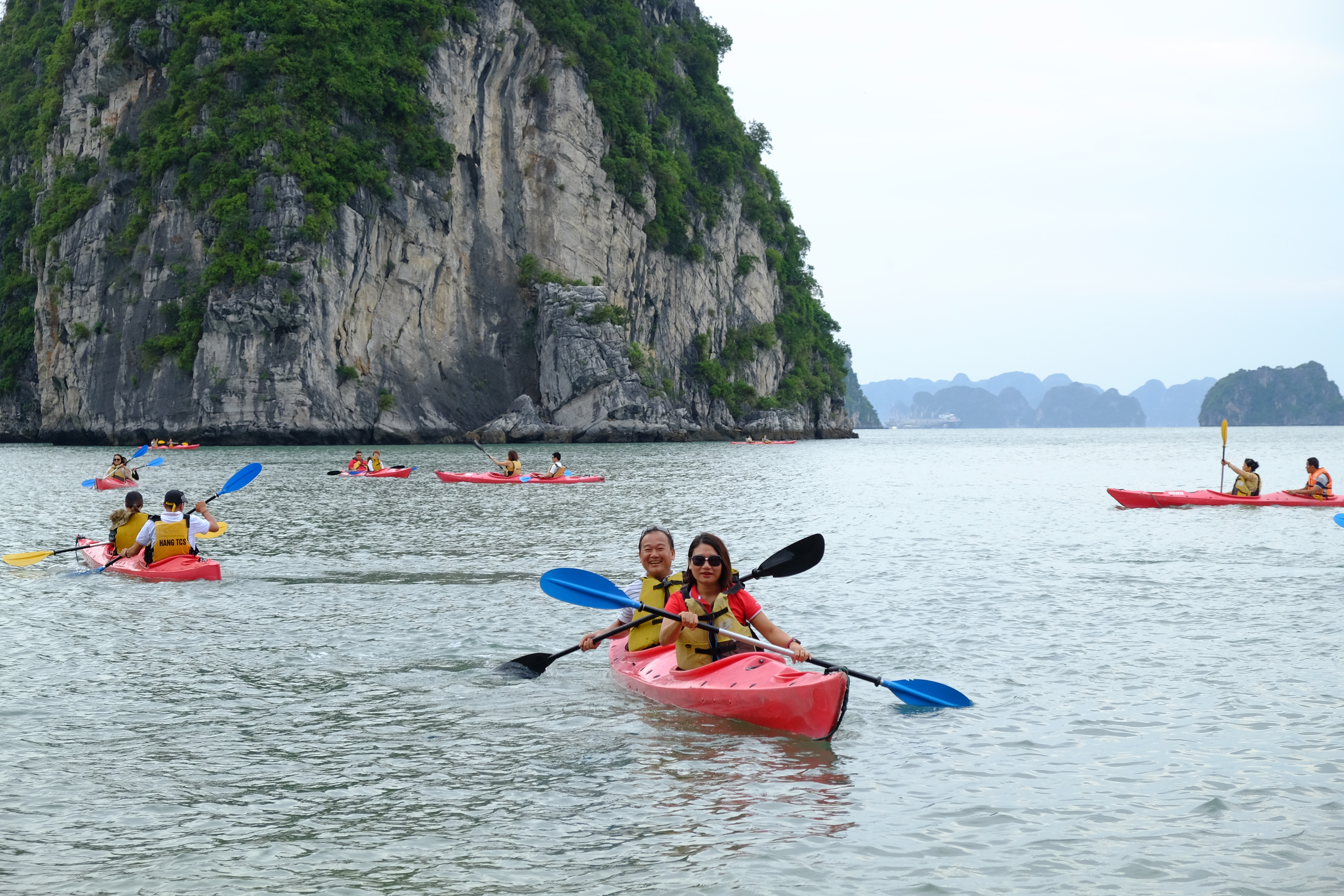 Chèo kayak ở vịnh Bái Tử Long, Hạ Long, Quảng Ninh. Ảnh: Hương Chi