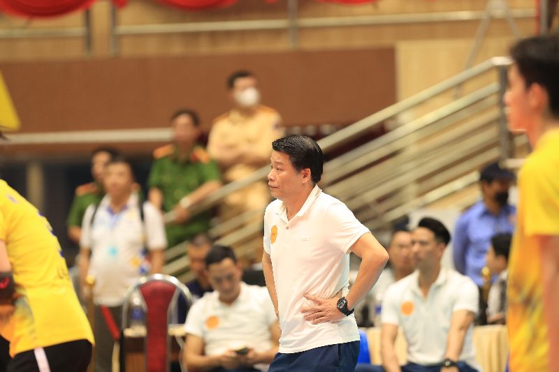 Huấn luyện viên Thái Thanh Tùng của đội LPB Ninh Bình.