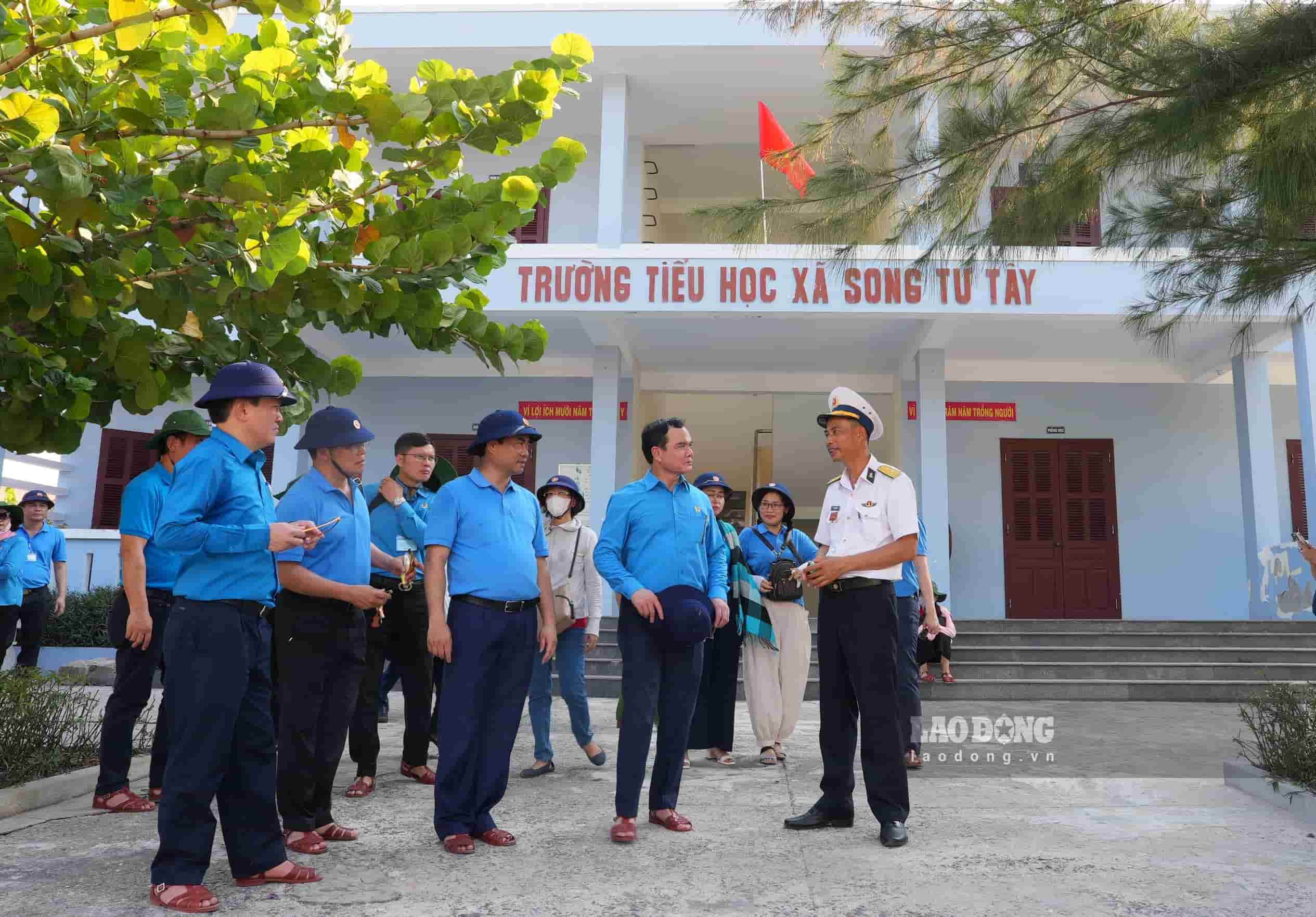 Tại đảo Song Tử Tây - điểm dừng chân đầu tiên của hải trình, Chủ tịch Tổng Liên đoàn Lao động Việt Nam Nguyễn Đình Khang và đoàn công tác đã làm việc với cán bộ, chiến sĩ trên đảo; thăm UBND xã đảo, trường học và trồng cây lưu niệm trên đảo. 