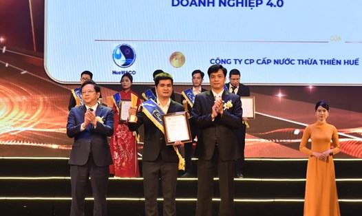 Đại diện Công ty Cổ phần Cấp nước Thừa Thiên Huế nhận giải thưởng Sao Khuê. Ảnh: HueWACO. 