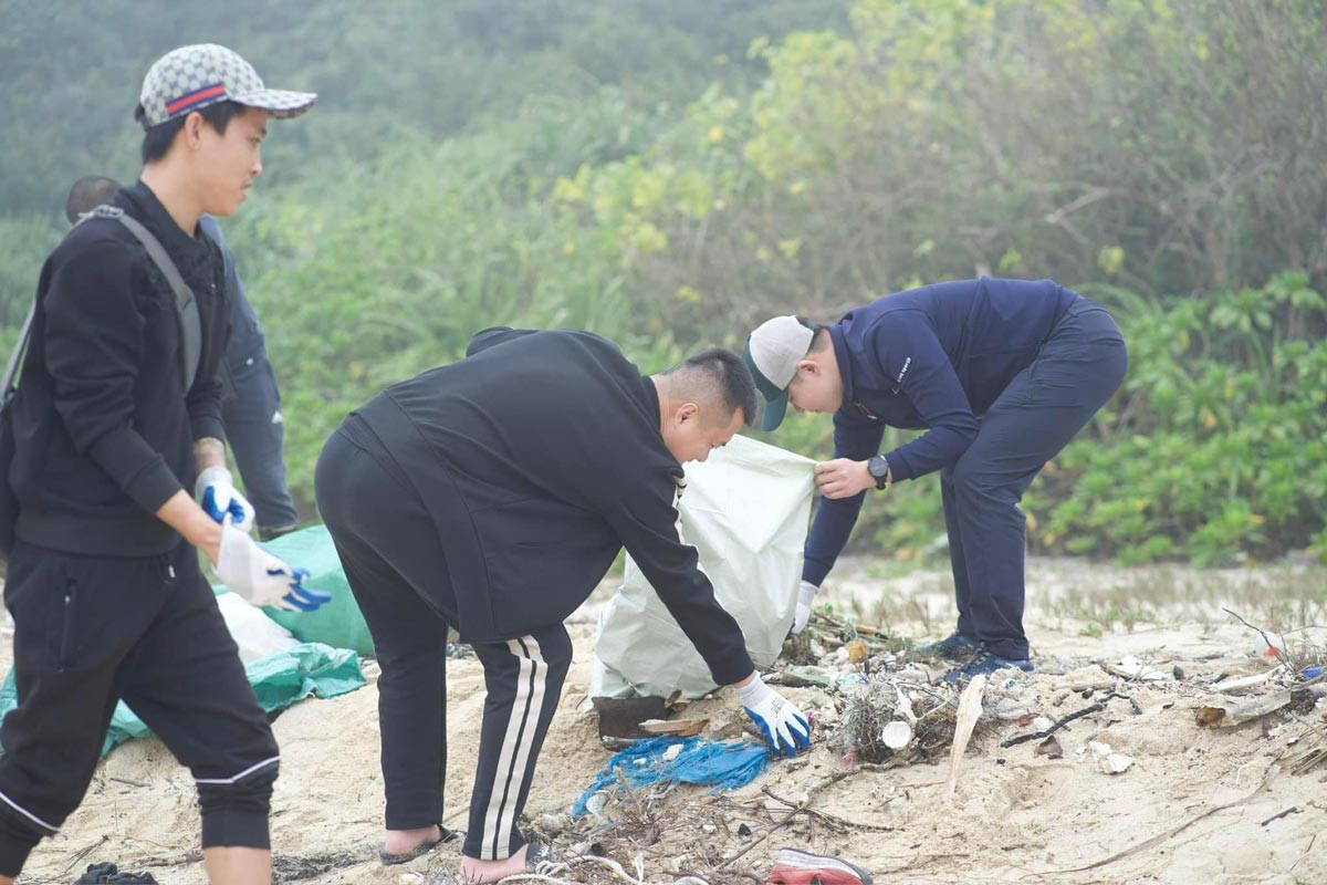 Hội du lịch Cô Tô ra quân vệ sinh môi trường biển. Ảnh: Nguyễn Linh