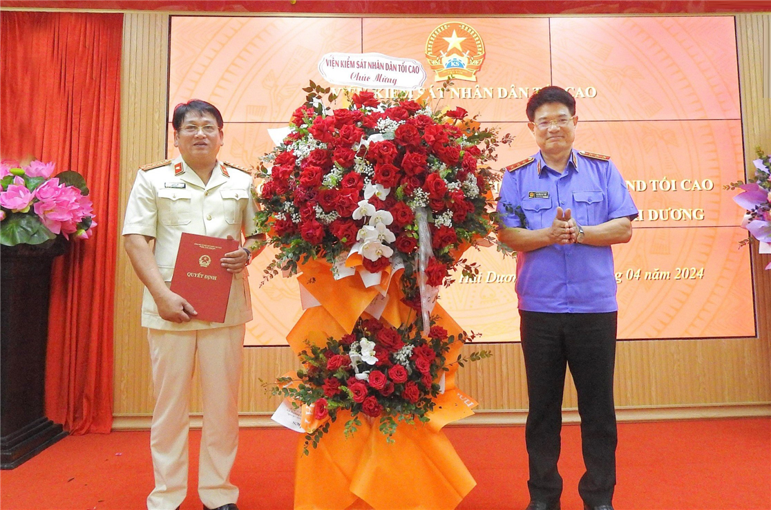 Ông Nguyễn Mạnh Vỹ (trái) nhận quyết định bổ nhiệm. Ảnh: Viện KSND Tối cao