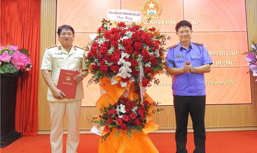 Ông Nguyễn Mạnh Vỹ (trái) nhận quyết định bổ nhiệm. Ảnh: Viện KSND Tối cao