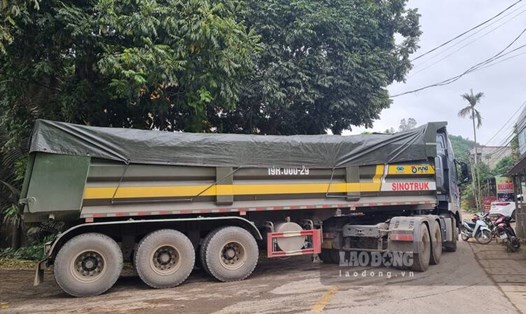 Xe tải nặng chở đá của HTX Thắng Lợi. Ảnh: Lam Thanh