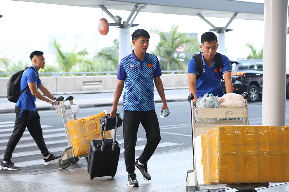 5h45 sáng ngày 14.4, xe chở đội tuyển futsal Việt Nam đã có mặt ở sân bay Tân Sơn Nhất (TPHCM) để bắt đầu làm thủ tục di chuyển đến Thái Lan.