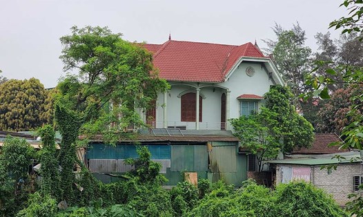 Ngôi nhà khang trang của bà Nhuần tại phường Vinh Tân (TP Vinh, Nghệ An) bỏ hoang vì bị hàng xóm chặn mất lối đi. Ảnh: Quang Đại