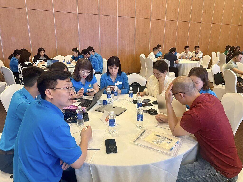 Các cán bộ Công đoàn cơ sở khu vực phía Bắc trao tại lớp hướng dẫn các kỹ năng do Công đoàn Dệt may Việt Nam tổ chức. Ảnh: CĐN