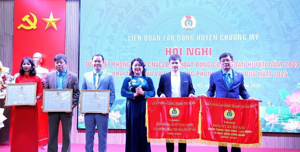 Phó Chủ tịch Liên đoàn Lao động Thành phố Hà Nội Nguyễn Thị Thu Thủy (thứ 3, từ phải sang) trao khen thưởng cho các tập thể thuộc Liên đoàn Lao động huyện Chương Mỹ. Ảnh: CĐH