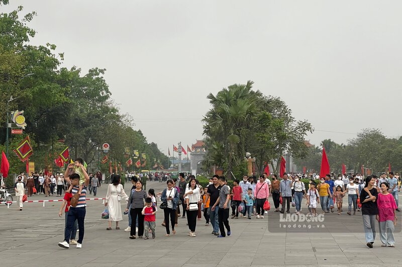 Mặc dù, thời tiết tại Khu di tích lịch sử Đền Hùng (TP Việt Trì) sáng 14.4 khá oi bức, nhưng đã có rất đông người dân và du khách thập phương đến dâng hương tưởng nhớ, tri ân các Vua Hùng.