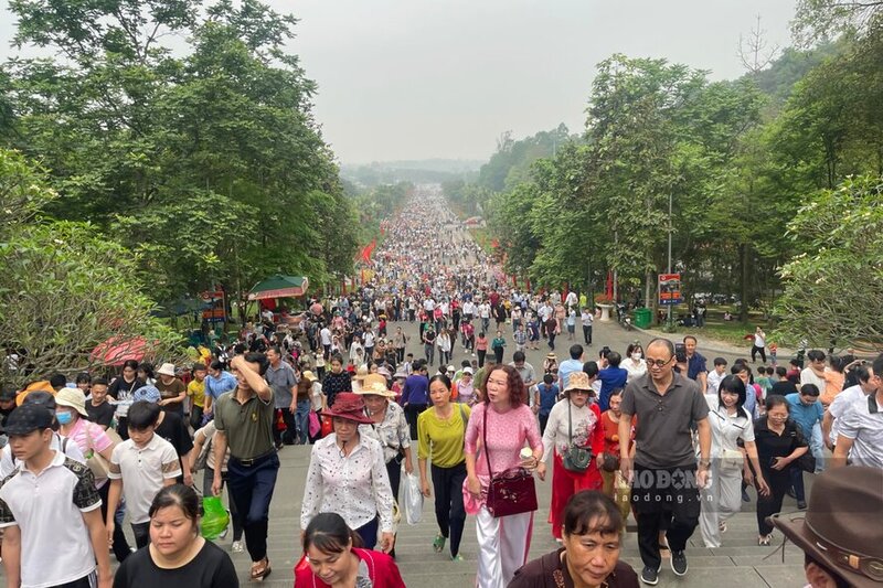 Theo ghi nhận của phóng viên Báo Lao Động, con đường từ cổng chính đến chân núi Nghĩa Lĩnh dù rộng lớn nhưng vẫn chật kín người.