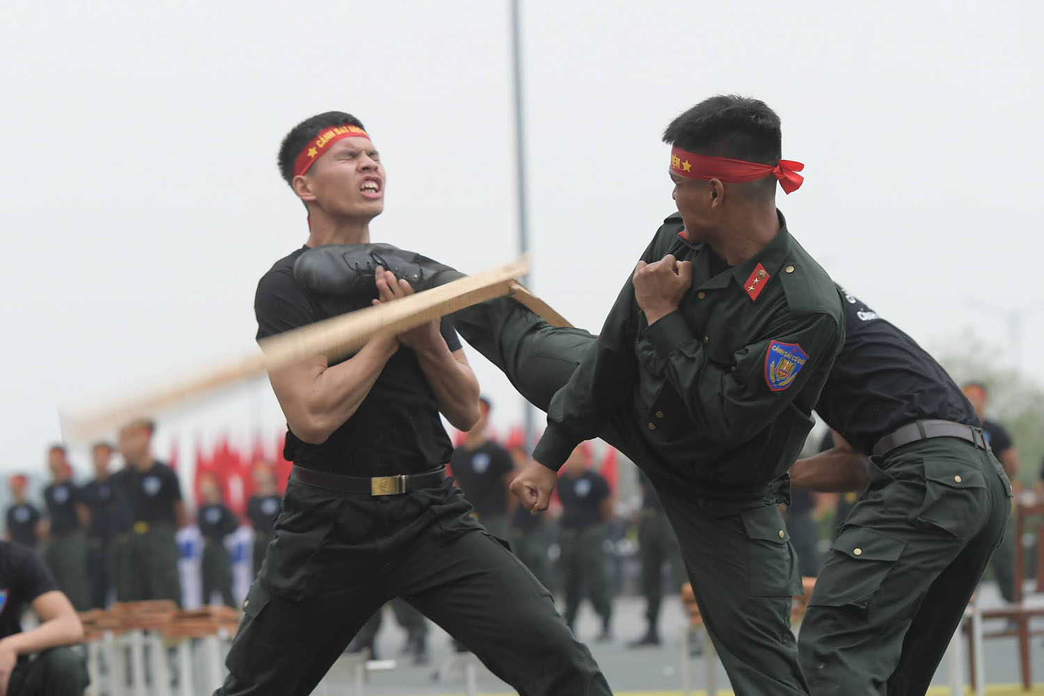 Một chiến sĩ phô diễn kỹ thuật chiến đấu trong tình huống đối kháng.