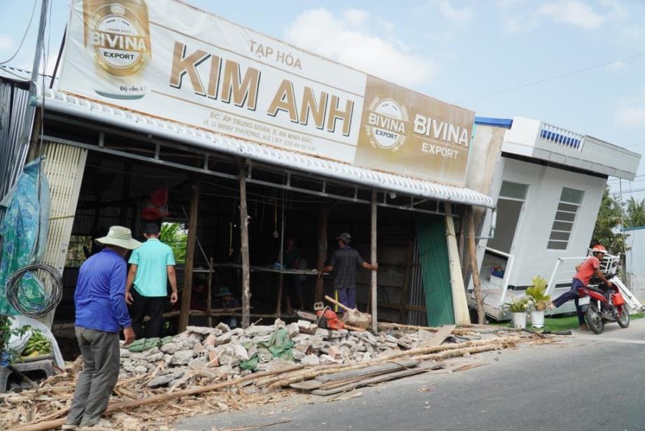 Nhà dân bị sạt lở, sụt lún trên địa bàn xã An Minh Bắc, huyện U Minh Thượng. Ảnh: Xuân Nhi