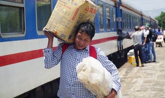 Sạt lở hầm đường sắt Đèo Cả (đoạn nối 2 tỉnh Phú Yên - Khánh Hòa), nhiều hành khách đều bày tỏ sự cảm thông. Ảnh: Hữu Long