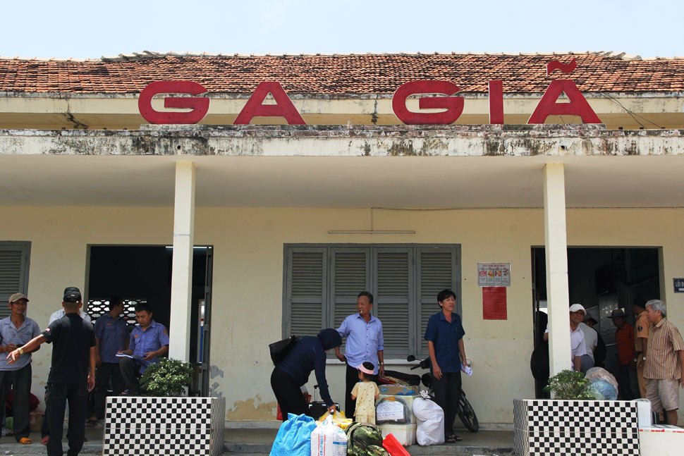 Hành khách cùng đồ đạc được trung chuyển để Ga Giã (huyện Vạn Ninh, Khánh Hòa).