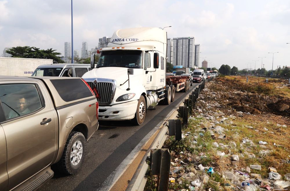 Ghi nhận của phóng viên vào giờ tan tầm ngày 19.4, hàng nghìn phương tiện tham gia giao thông nối đuôi nhau từ các hướng đổ về nút giao An Phú.