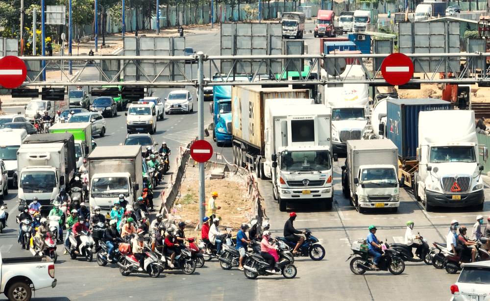 Nút giao này là nơi giao nhau của 3 hướng giao thông quan trọng gồm: Cao tốc TPHCM - Long Thành - Dầu Giây kết nối về miền Đông, đường Mai Chí Thọ kết nối về miền Tây và đường ra vào cảng biển lớn của cả nước như Cát Lái, Sài Gòn. Ước tính, mỗi ngày, nơi đây có khoảng 20.000 xe container đi qua.
