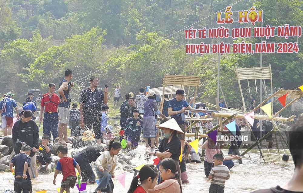 Tết té nước (Bun Huột Nặm) năm nay được UBND huyện Điện Biên, tỉnh Điện Biên tổ chức tại bản Na Sang, xã Núa Ngam - nơi cộng đồng người Lào sinh sống tập trung. Đây cũng là hoạt động hưởng ứng năm Du lịch quốc gia Điện Biên 2024.