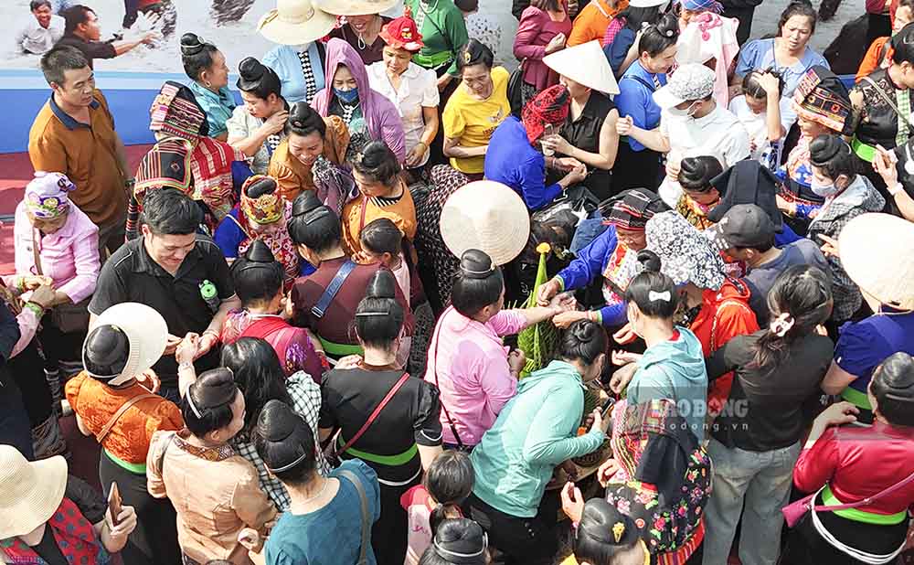 Trước khi diễn ra các hoạt động lễ hội sôi nổi, người Lào sẽ tổ chức cúng bản, cúng tổ tiên để tống tiễn mùa khô, tẩy rửa những điều xui xẻo trong năm cũ và cầu cho năm mới mưa thuận gió hòa.