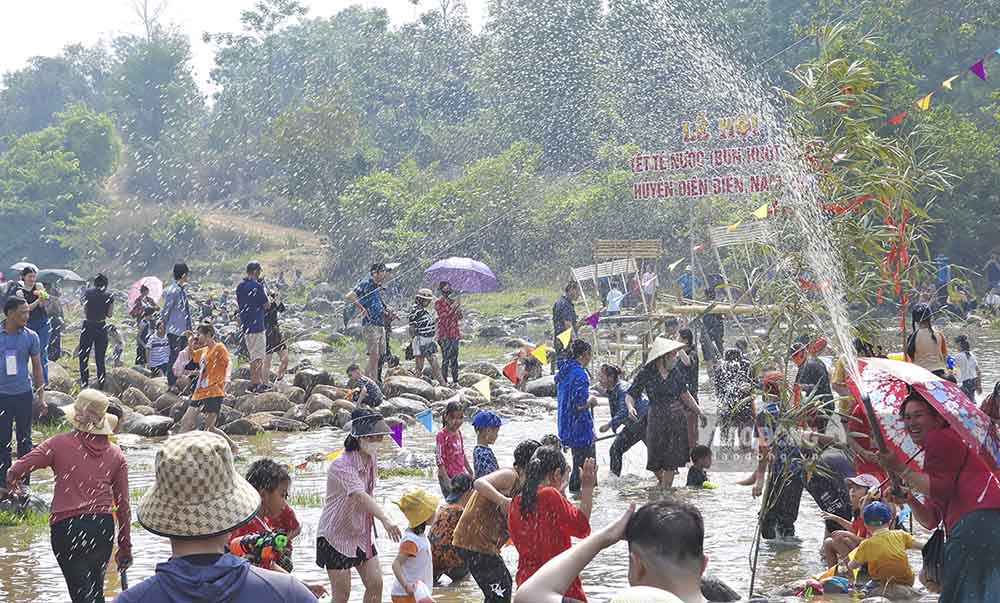 Dân tộc Lào quan niệm nước mang lại sự may mắn nên họ thường sống ở cạnh những dòng sông, con suối. Vào ngày Tết té nước truyền thống ai cũng phải ướt để lấy may. Ảnh: Văn Thành Chương