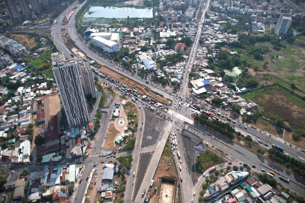 Nút giao An Phú (TP Thủ Đức) là nút giao thông quan trọng và lớn nhất TPHCM đang được xây dựng, với quy mô 3 tầng, tổng vốn đầu tư hơn 3.400 tỉ đồng. Đây là điểm đầu của tuyến cao tốc TPHCM - Long Thành - Dầu Giây.  