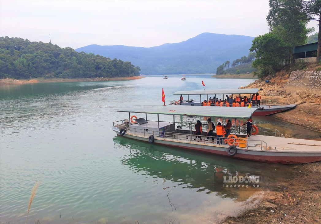 Hiện để lên được chùa Lôi Âm, du khách, tăng ni, Phật tử phải đi đò qua hồ Yên Lập và cuốc bộ khoảng 1km giữa rừng thông và những vườn dứa mênh mông. Ảnh: Đoàn Hưng