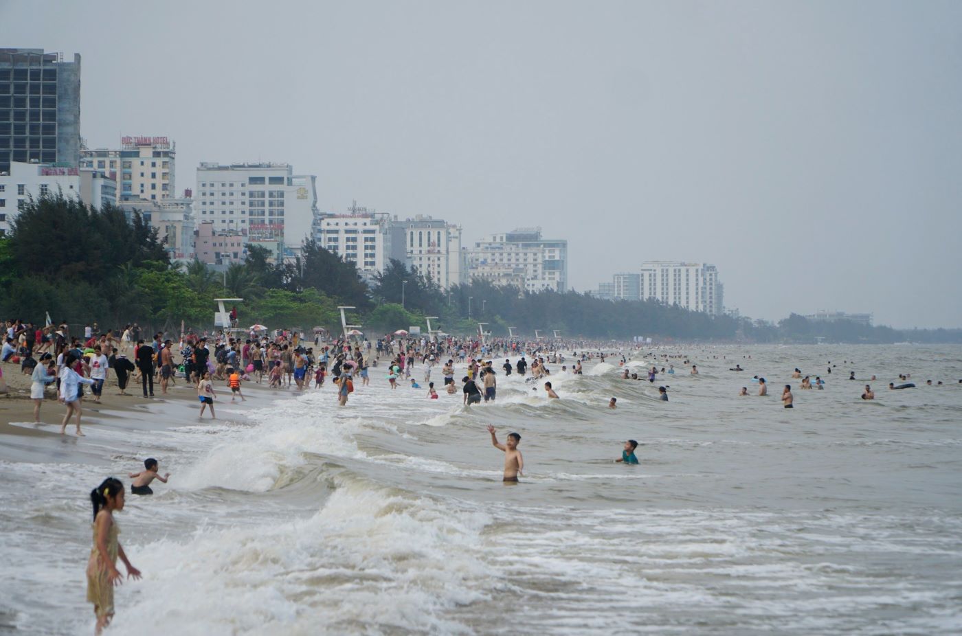 Người dân và du khách thỏa sức tắm mát tại biển Sầm Sơn trong những ngày nóng đầu hè. Ảnh: Quách Du