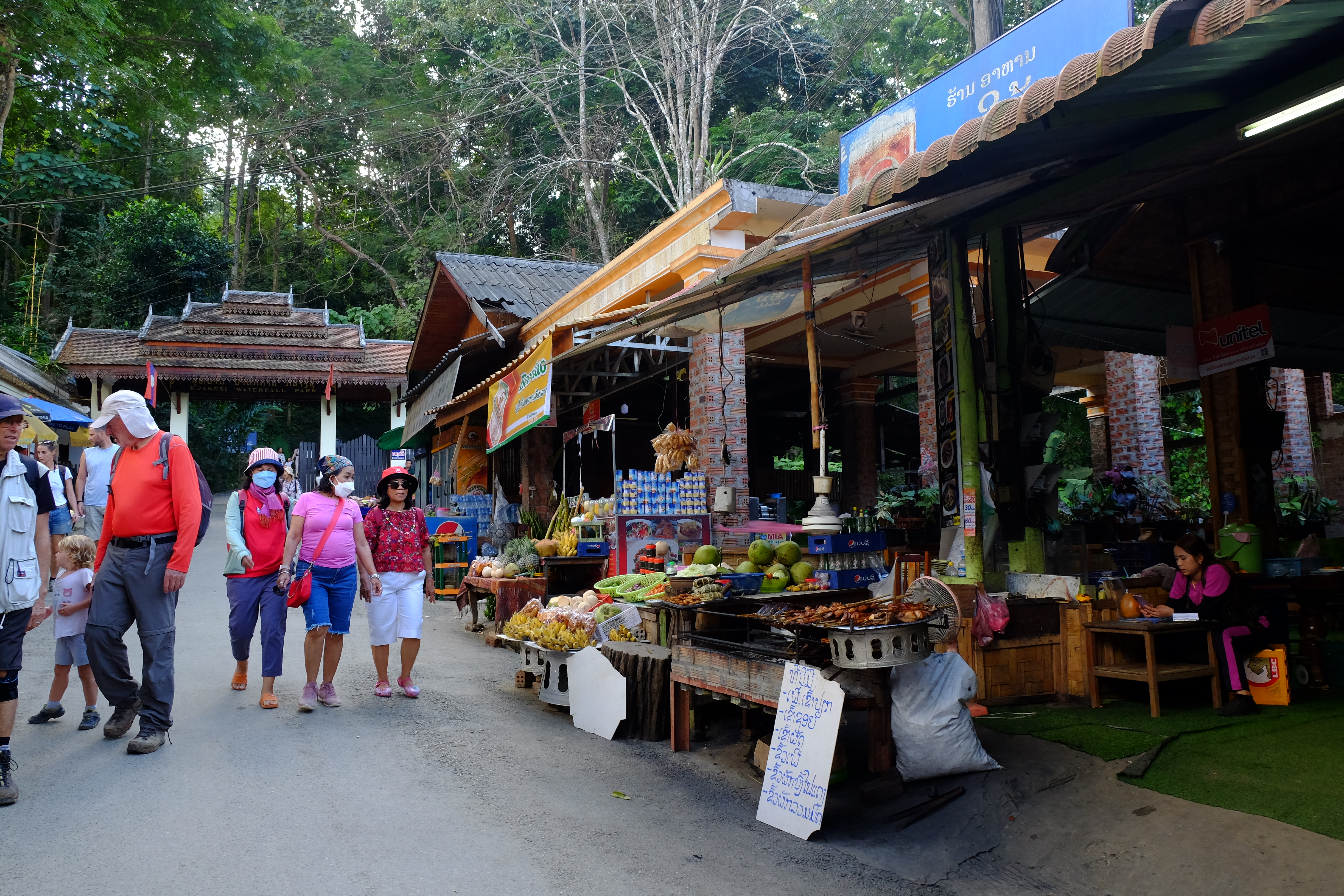 Du khách đi chợ ở cố đô Luang Prabang. Ảnh: Đan Thanh