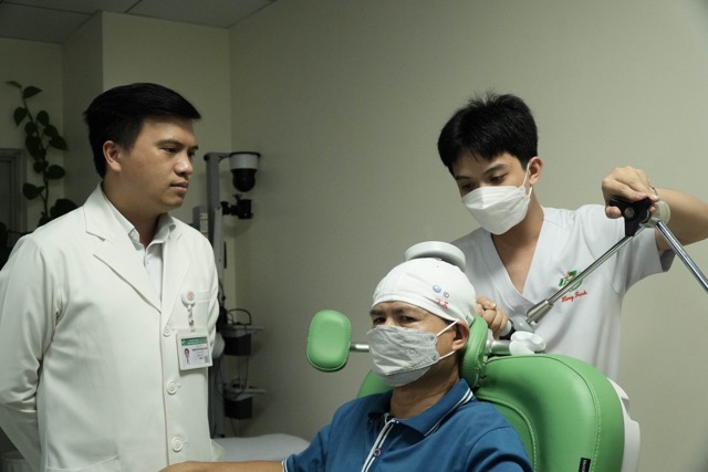 Bác sĩ đang điều trị cho bệnh nhân mắc bệnh động kinh. Ảnh: NGUYỄN LY 