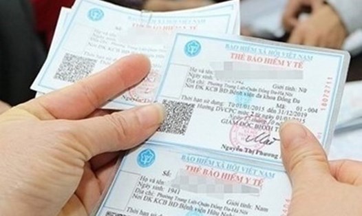 Một số bệnh viện yêu cầu người bệnh phải có thẻ BHYT giấy để làm thủ tục KCB BHYT. Ảnh: Hải Nguyễn