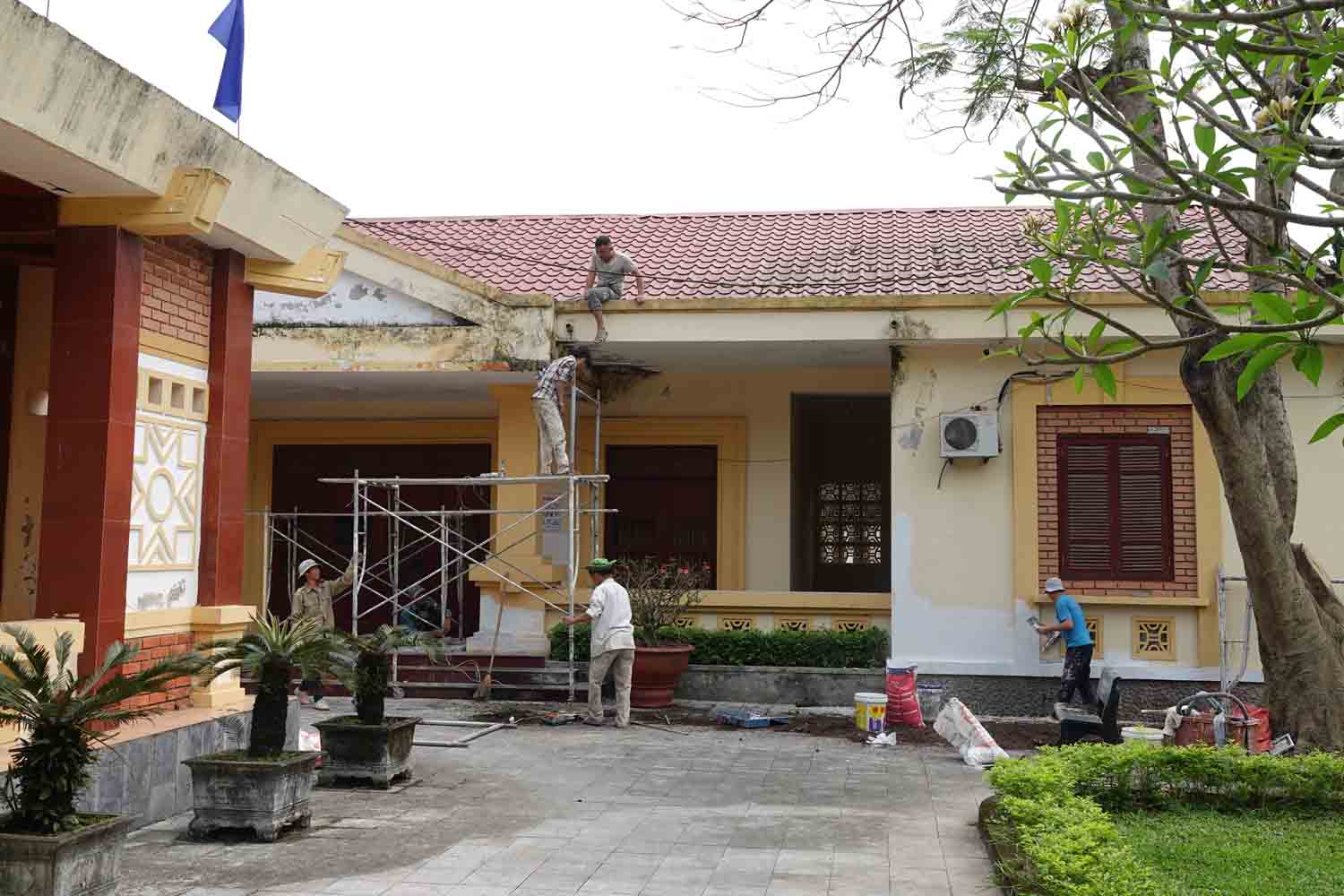 Nhóm thợ sơn lại khu nhà trưng bày lưu niệm Trần Phú. Ảnh: Trần Tuấn.