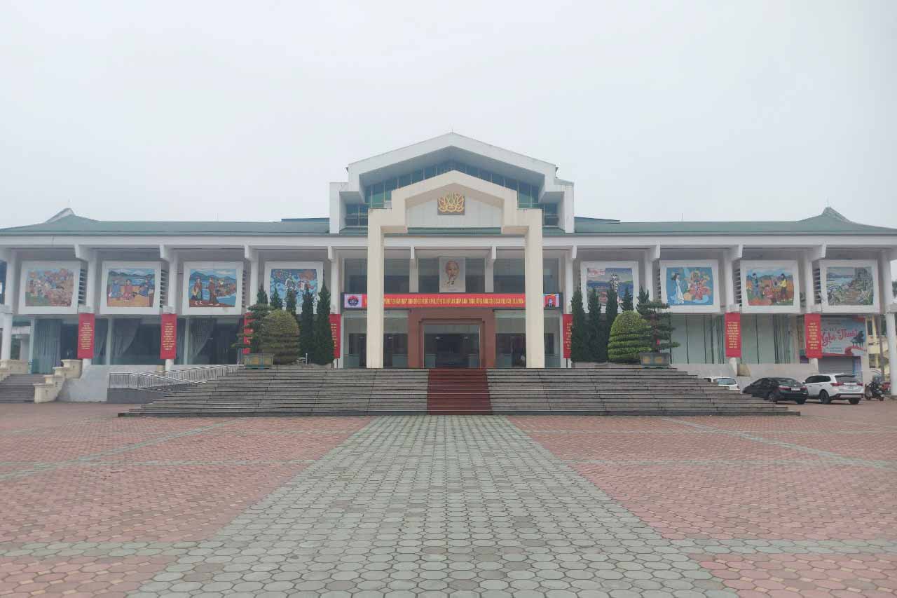 Trung tâm Văn hóa - Điện ảnh tỉnh Hà Tĩnh đã treo băng rôn, khẩu hiệu sẵn sàng cho tổ chức lễ kỉ niệm 120 năm ngày sinh cố Tổng Bí thư Trần Phú. Ảnh: Trần Tuấn.