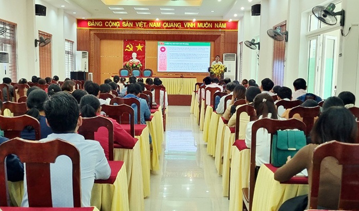 Liên đoàn Lao động huyện Trà Bồng tổ chức quán triệt nghị quyết của Đảng cho công nhân, viên chức, lao động chưa là đảng viên. Ảnh: Như Lê