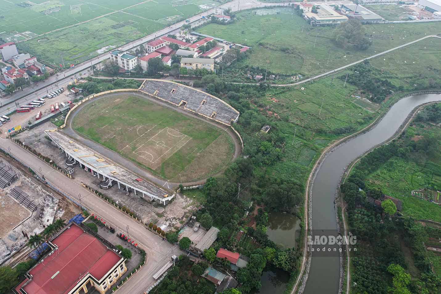 Sân vận động huyện Phúc Thọ được khánh thành vào năm 2010, là công trình kỷ niệm 1000 năm Thăng Long – Hà Nội.