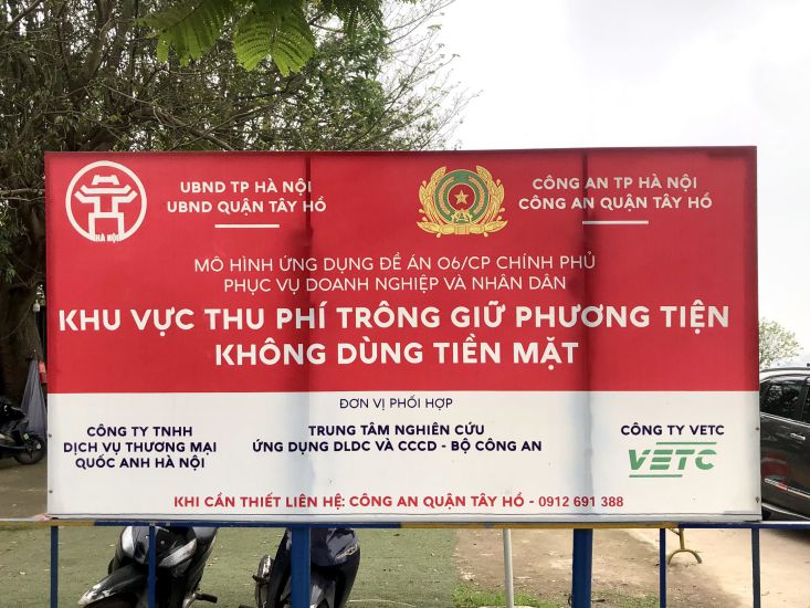 Thí điểm thu phí trông giữ phương tiện không dùng tiền mặt trên địa bàn quận Tây Hồ, Hà Nội. Ảnh: Phạm Hồng