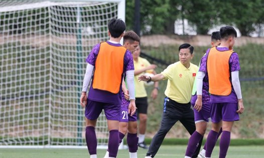 Huấn luyện viên Hoàng Anh Tuấn có khả năng thúc đẩy, kết nối, các cầu thủ trẻ của U23 Việt Nam sẽ sẵn sàng, ít nhất là về tinh thần. Ảnh: VFF