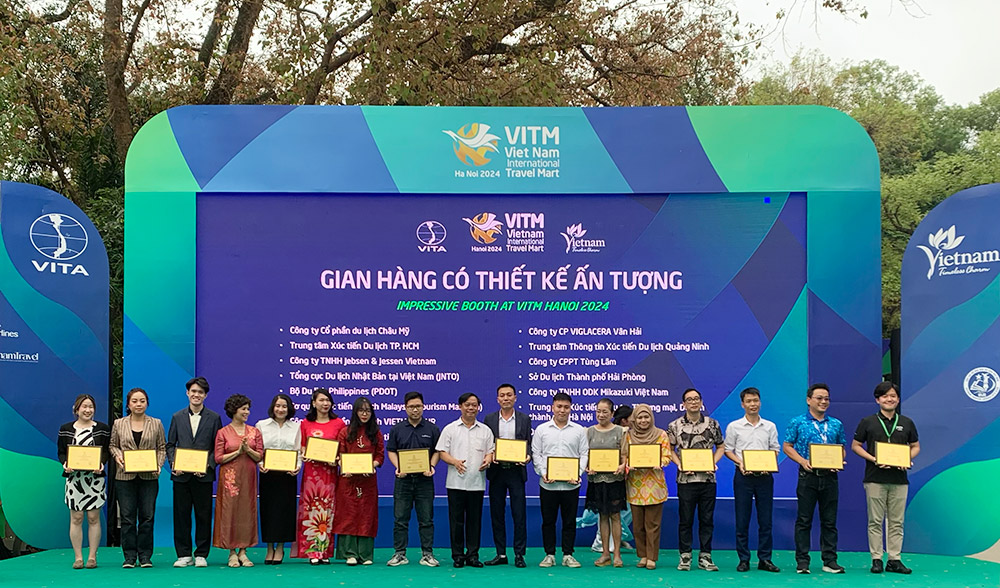 Tại lễ bế mạc, ban tổ chức trao chứng nhận cho những đơn vị đồng hành; các đơn vị có gian hàng ấn tượng nhất; gian hàng quy mô nhất… Ảnh: Ý Yên