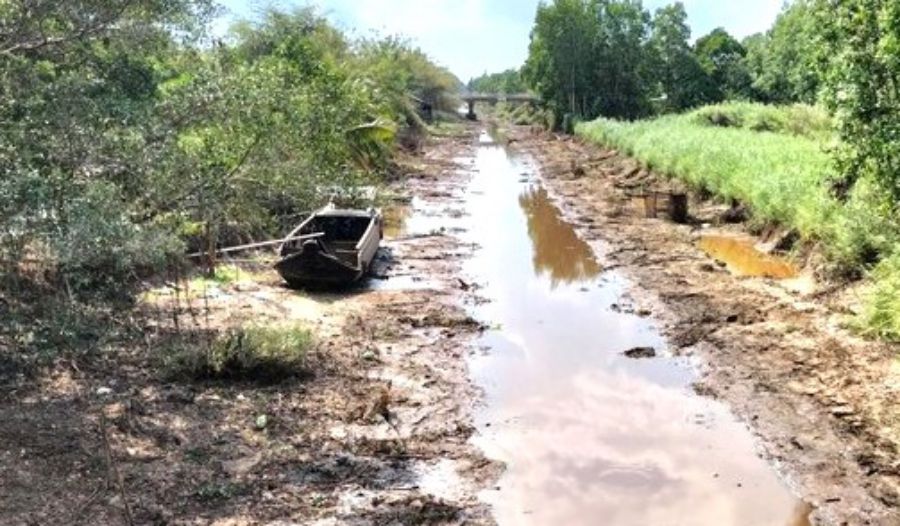 Nhiều tuyến kinh nội đồng tại Cà Mau đã khô kiệt nước.  Ảnh: Nhật Hồ