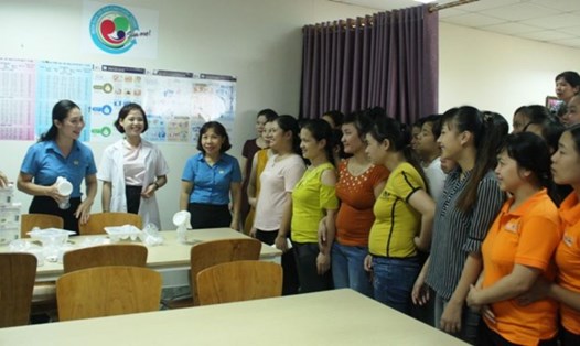 Hướng dẫn CN nữ tại Công ty TNHH MCNEX ViNa cách sử dụng máy vắt sữa. Ảnh: Quỳnh Trang