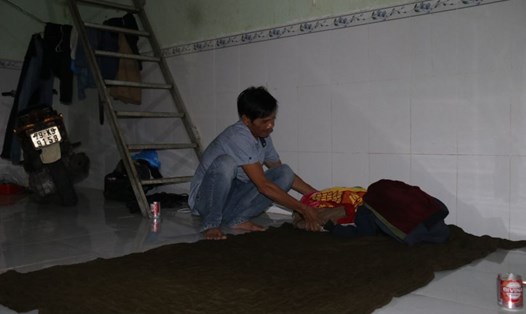 Căn phòng trọ của anh Võ Văn Dư cùng 3 đồng nghiệp có khu bếp tạm bợ sát nhà vệ sinh, chỗ ngủ là nền nhà với chiếc chăn vừa trải vừa đắp. Ảnh: Phương Linh