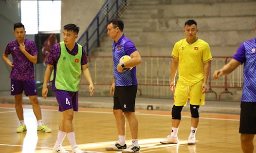 Tuyển futsal Việt Nam tập buổi đầu tiên ở Thái Lan. Ảnh: VFF