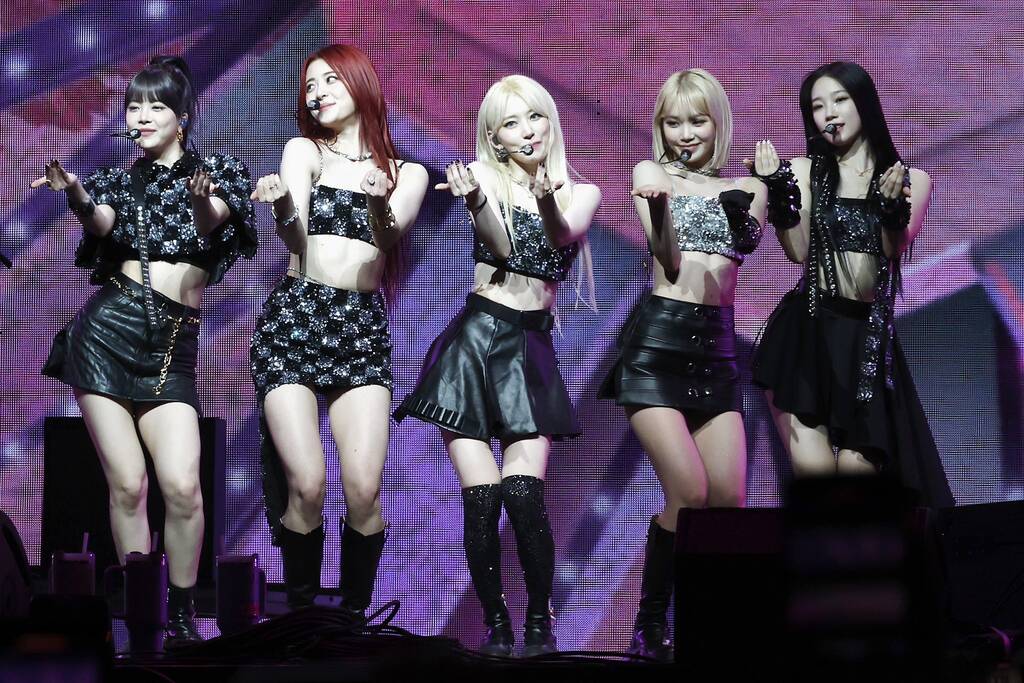 Nhóm nhạc nữ Kpop LE SSERAFIM biểu diễn ở Coachella 2024. Ảnh: X