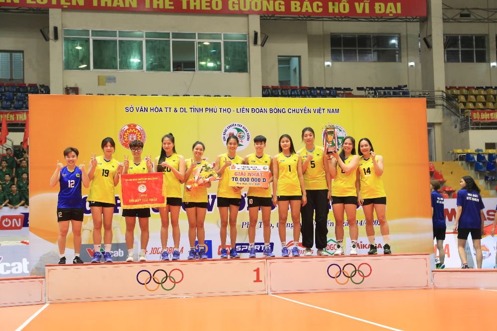 Đội VTV Bình Điền Long An nhận Cúp vô địch của giải đấu.