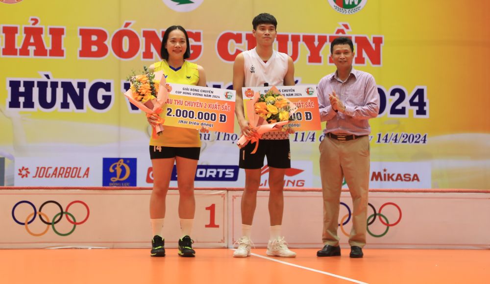 Kim Thoa (VTV Bình Điền Long An) và Văn Duy (Biên Phòng) nhận danh hiệu cầu thủ chuyền hai xuất sắc nhất.