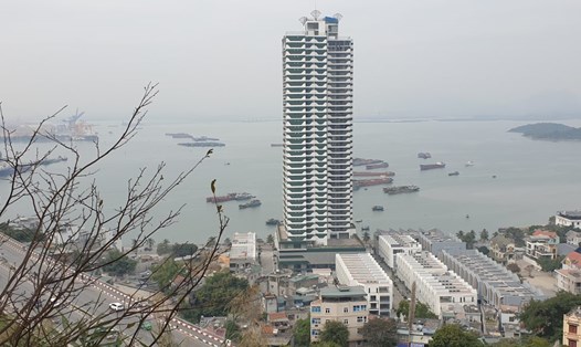 Một tòa nhà cao tầng ngay mặt vịnh Cửa Lục. Ảnh: Nguyễn Hùng