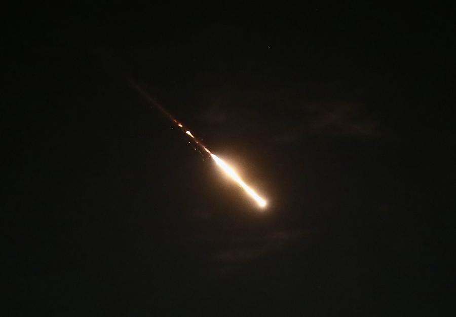 Pháo sáng từ các vụ nổ trên bầu trời Jerusalem khi hệ thống phòng không Iron Dome của Israel đánh chặn tên lửa và máy bay không người lái từ Iran. Ảnh: Xinhua