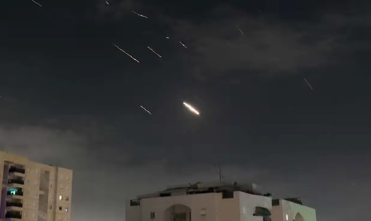 Pháo sáng trên bầu trời Tel Aviv khi hệ thống phòng thủ của Israel đánh chặn tên lửa và UAV từ Iran. Ảnh: Xinhua