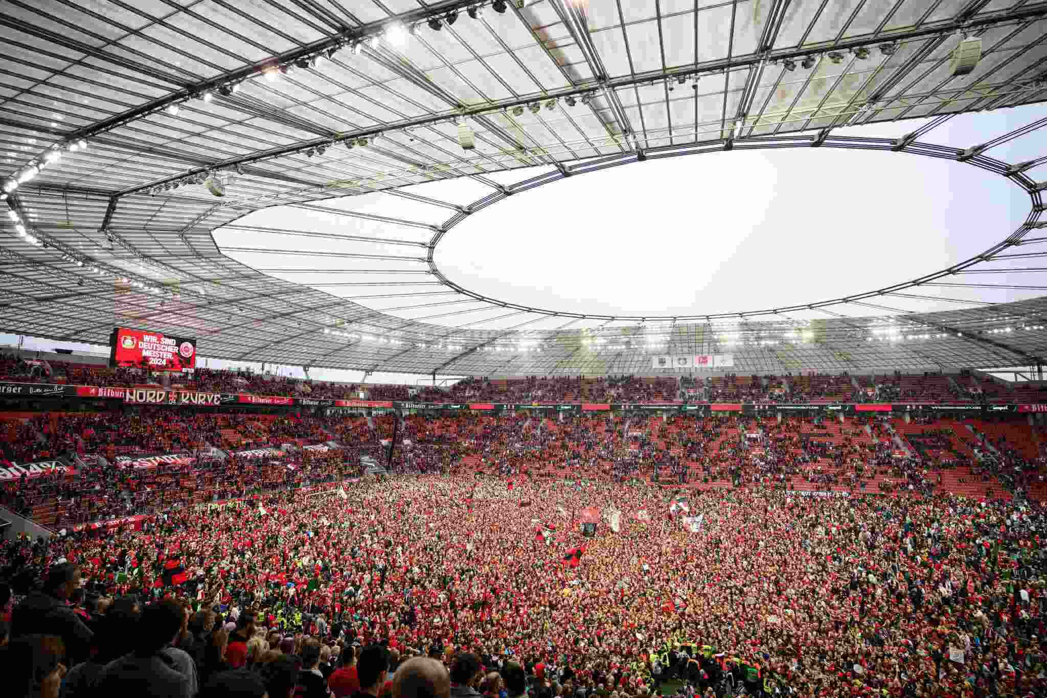 Người hâm mộ bao quanh Bay Arena để ăn mừng chức vô địch lịch sử. Ảnh: Bayer 04 Leverkusen